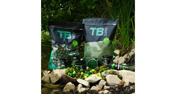 TB BAITS - Vyvážené boilie Balanced + Atraktor Amur 24 mm 100 g